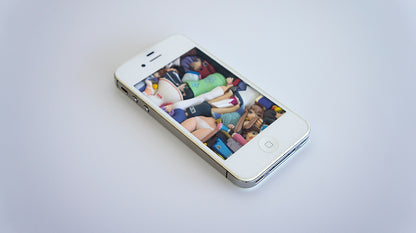 three - iPhone 4s Display